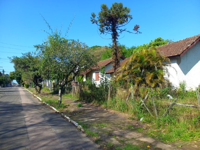 TERRENO PLANO DE ESQUINA FRENTE LESTE COM 1.716,40M2, NO IDEAL NH