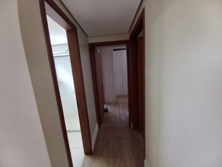 APARTAMENTO COM 2 DORMITÓRIOS, SENDO UM SUÍTE, UMA GARAGEM, NO IDEAL