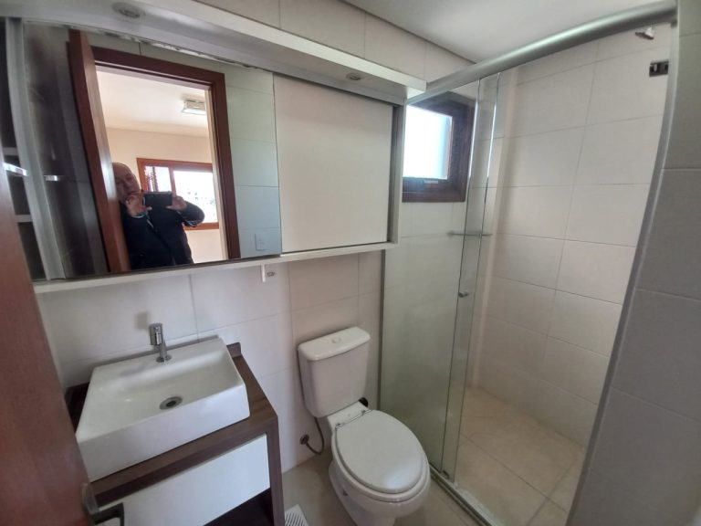 APARTAMENTO COM 2 DORMITÓRIOS, SENDO UM SUÍTE, UMA GARAGEM, NO IDEAL