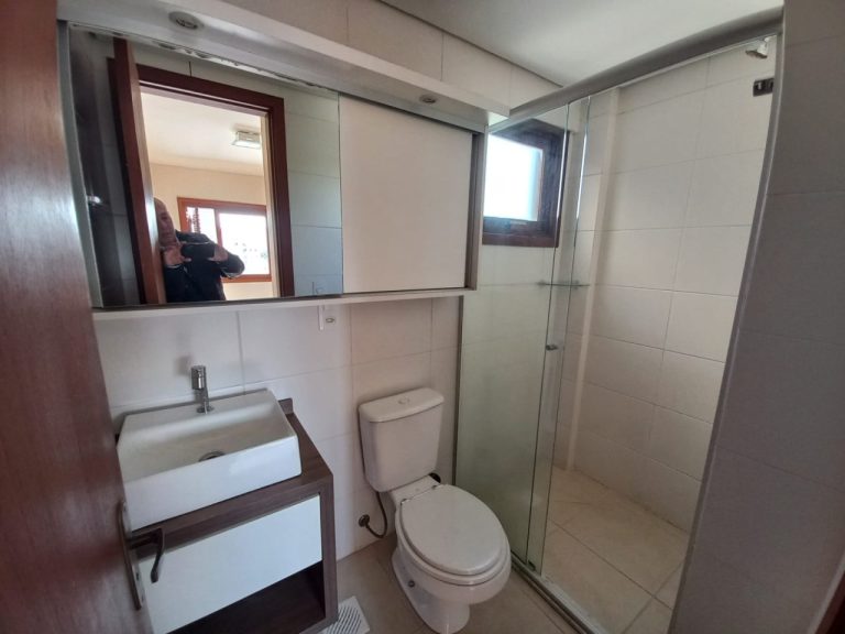 APARTAMENTO COM 2 DORMITÓRIOS, SENDO UM SUÍTE, UMA GARAGEM, NO IDEAL