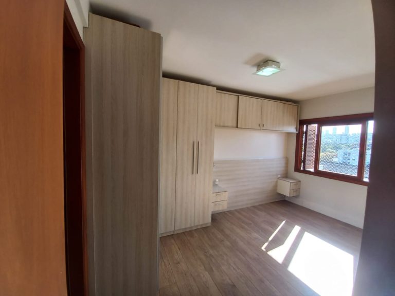 APARTAMENTO COM 2 DORMITÓRIOS, SENDO UM SUÍTE, UMA GARAGEM, NO IDEAL