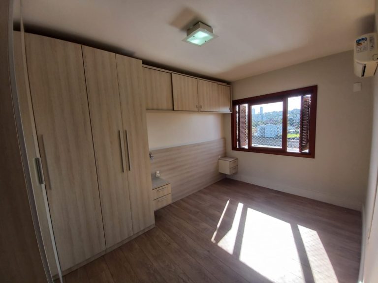 APARTAMENTO COM 2 DORMITÓRIOS, SENDO UM SUÍTE, UMA GARAGEM, NO IDEAL