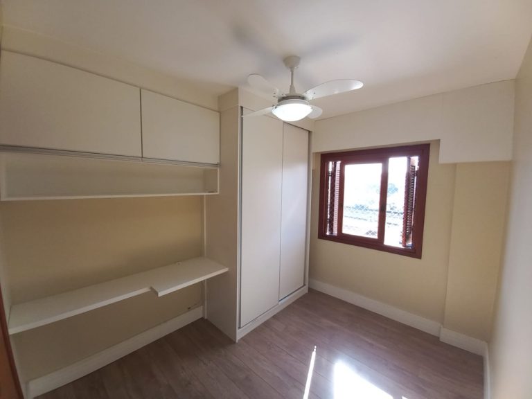 APARTAMENTO COM 2 DORMITÓRIOS, SENDO UM SUÍTE, UMA GARAGEM, NO IDEAL