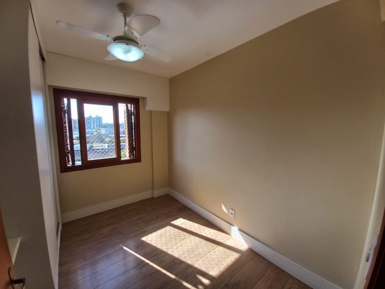 APARTAMENTO COM 2 DORMITÓRIOS, SENDO UM SUÍTE, UMA GARAGEM, NO IDEAL