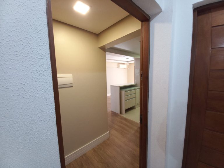 APARTAMENTO COM 2 DORMITÓRIOS, SENDO UM SUÍTE, UMA GARAGEM, NO IDEAL