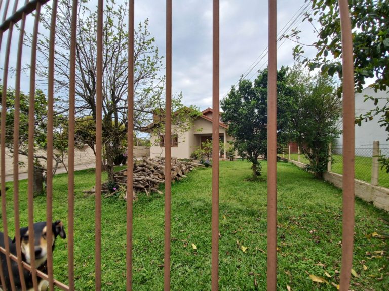 CASA COM 4 DORMITÓRIOS, SENDO UM SUÍTE, GARAGEM, NO PÁTRIA NOVA