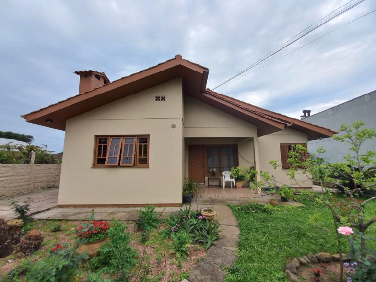 CASA COM 4 DORMITÓRIOS, SENDO UM SUÍTE, GARAGEM, NO PÁTRIA NOVA