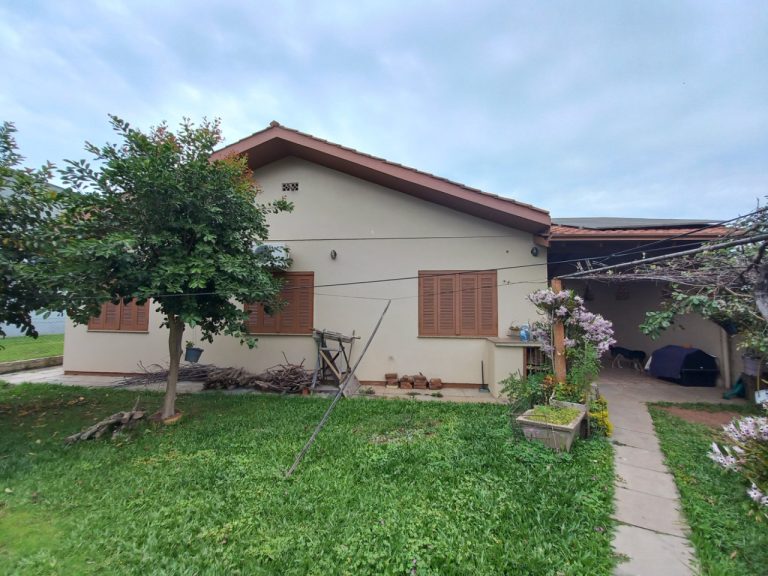 CASA COM 4 DORMITÓRIOS, SENDO UM SUÍTE, GARAGEM, NO PÁTRIA NOVA