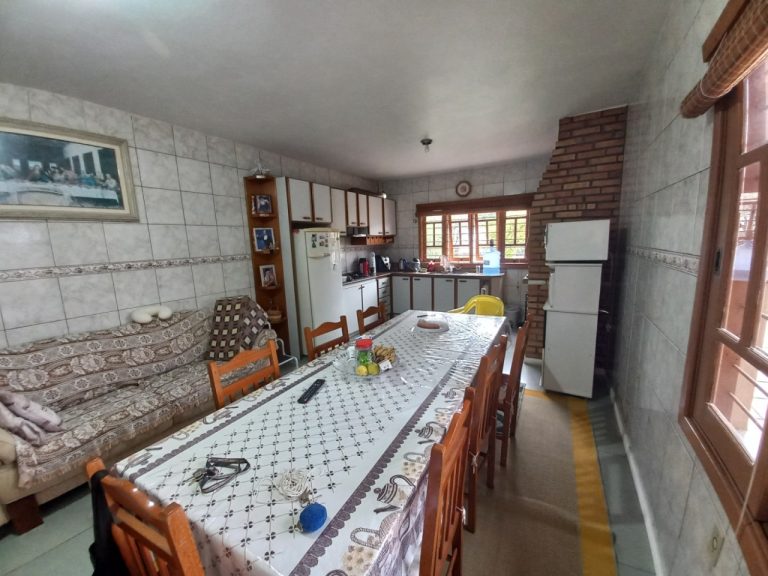 CASA COM 4 DORMITÓRIOS, SENDO UM SUÍTE, GARAGEM, NO PÁTRIA NOVA