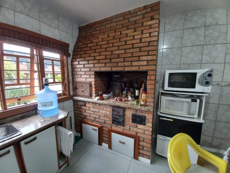 CASA COM 4 DORMITÓRIOS, SENDO UM SUÍTE, GARAGEM, NO PÁTRIA NOVA