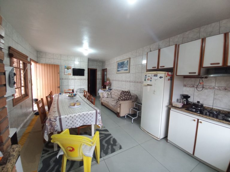 CASA COM 4 DORMITÓRIOS, SENDO UM SUÍTE, GARAGEM, NO PÁTRIA NOVA