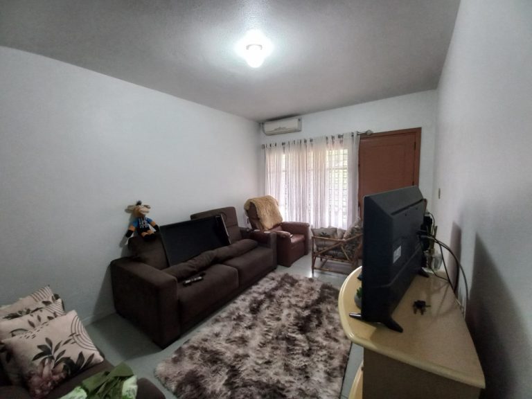 CASA COM 4 DORMITÓRIOS, SENDO UM SUÍTE, GARAGEM, NO PÁTRIA NOVA