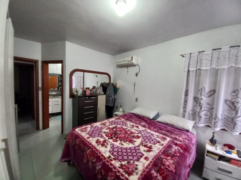 CASA COM 4 DORMITÓRIOS, SENDO UM SUÍTE, GARAGEM, NO PÁTRIA NOVA