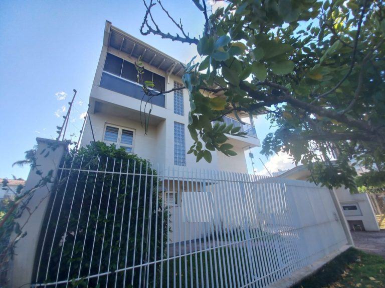 CASA COM 3 DORMITÓRIOS, SENDO UM SUÍTE COM CLOSSET, GARAGEM, NO IDEAL