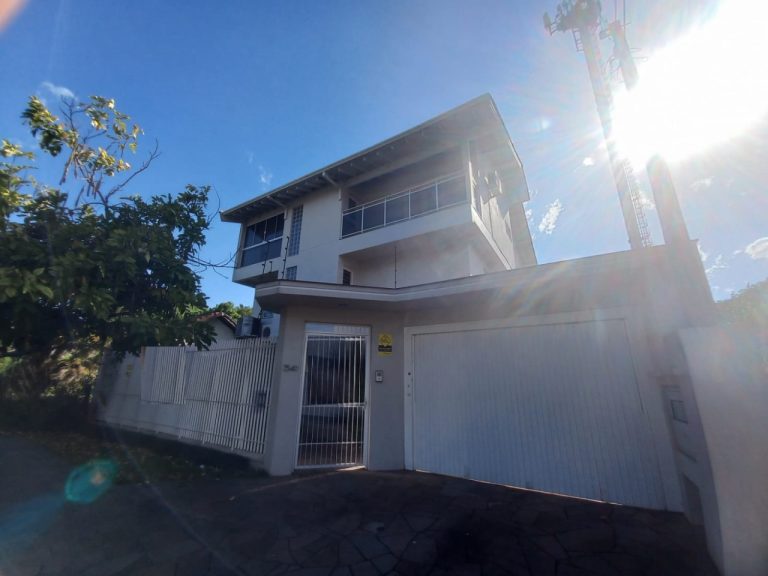 CASA COM 3 DORMITÓRIOS, SENDO UM SUÍTE COM CLOSSET, GARAGEM, NO IDEAL