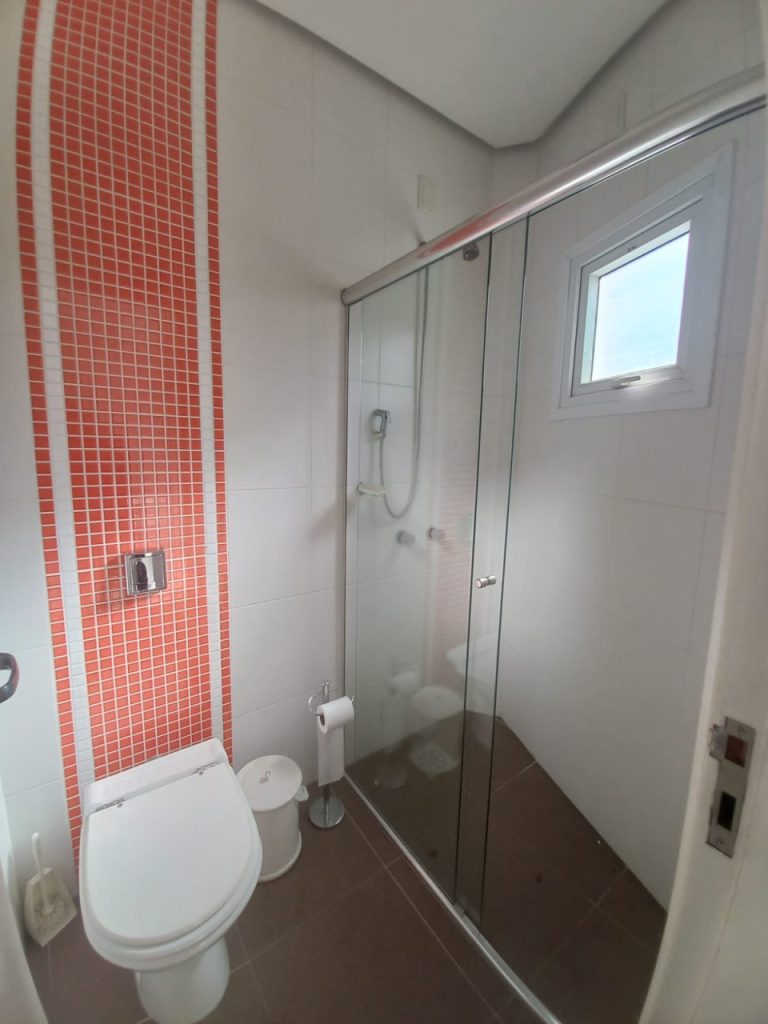 CASA COM 3 DORMITÓRIOS, SENDO UM SUÍTE COM CLOSSET, GARAGEM, NO IDEAL