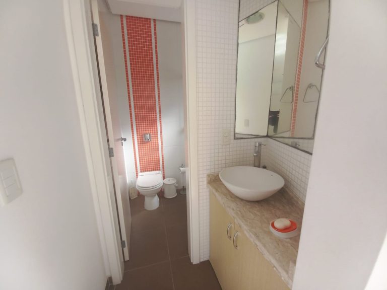 CASA COM 3 DORMITÓRIOS, SENDO UM SUÍTE COM CLOSSET, GARAGEM, NO IDEAL