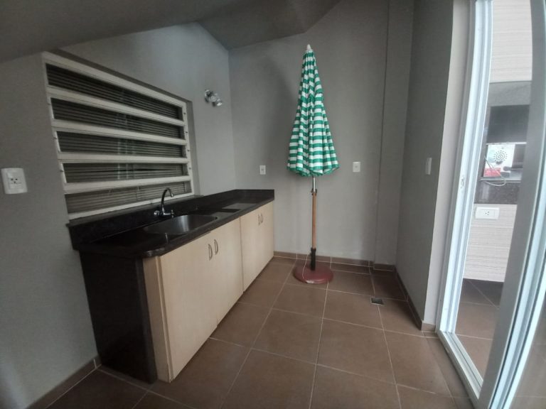 CASA COM 3 DORMITÓRIOS, SENDO UM SUÍTE COM CLOSSET, GARAGEM, NO IDEAL