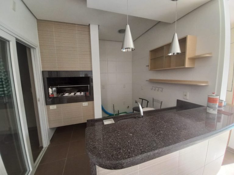 CASA COM 3 DORMITÓRIOS, SENDO UM SUÍTE COM CLOSSET, GARAGEM, NO IDEAL