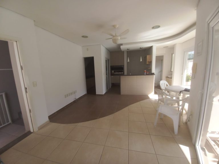 CASA COM 3 DORMITÓRIOS, SENDO UM SUÍTE COM CLOSSET, GARAGEM, NO IDEAL