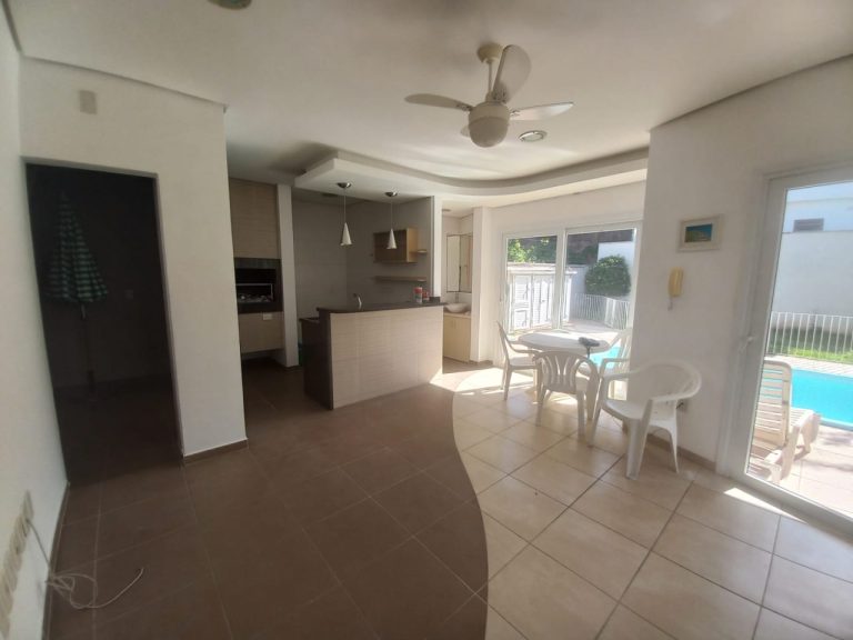 CASA COM 3 DORMITÓRIOS, SENDO UM SUÍTE COM CLOSSET, GARAGEM, NO IDEAL