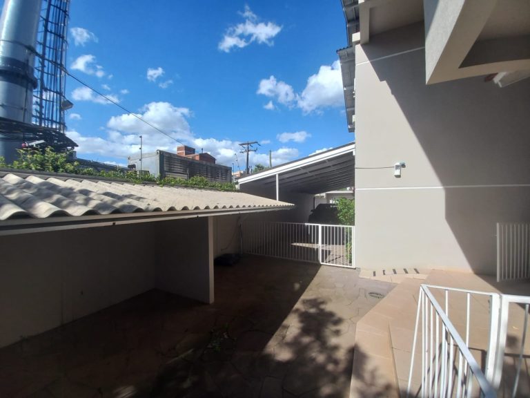 CASA COM 3 DORMITÓRIOS, SENDO UM SUÍTE COM CLOSSET, GARAGEM, NO IDEAL