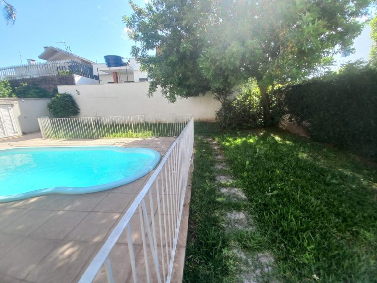 CASA COM 3 DORMITÓRIOS, SENDO UM SUÍTE COM CLOSSET, GARAGEM, NO IDEAL