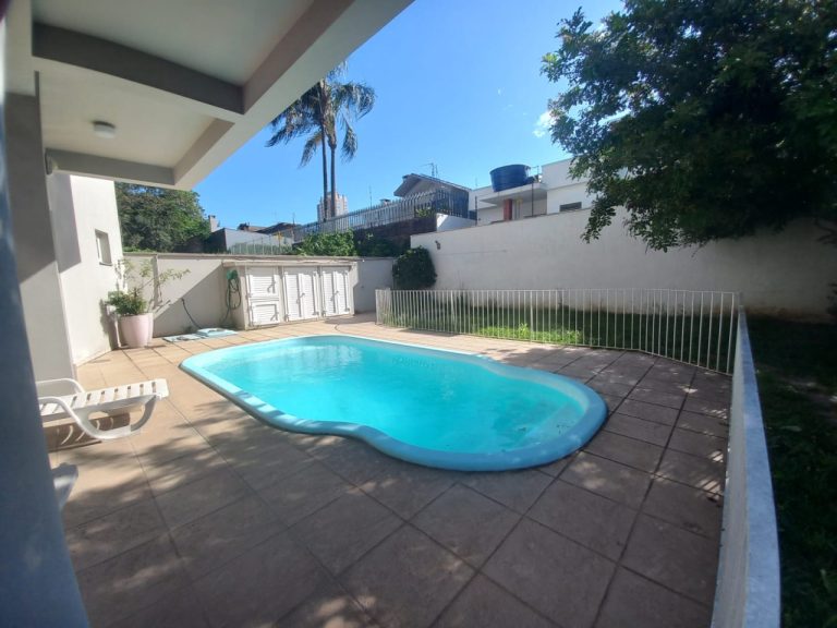 CASA COM 3 DORMITÓRIOS, SENDO UM SUÍTE COM CLOSSET, GARAGEM, NO IDEAL