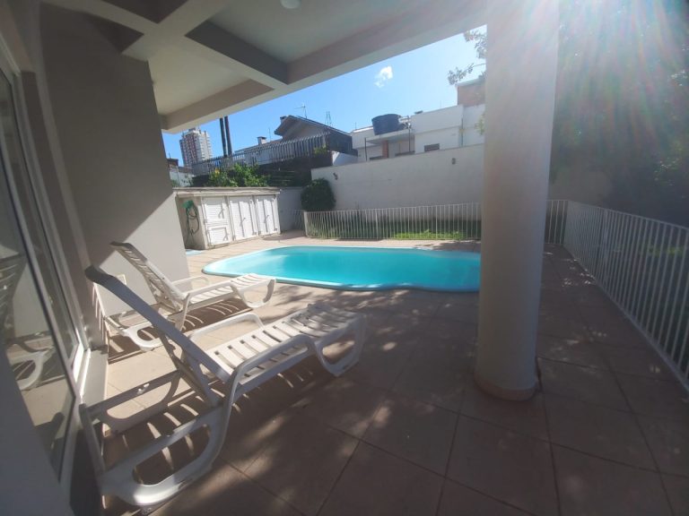 CASA COM 3 DORMITÓRIOS, SENDO UM SUÍTE COM CLOSSET, GARAGEM, NO IDEAL