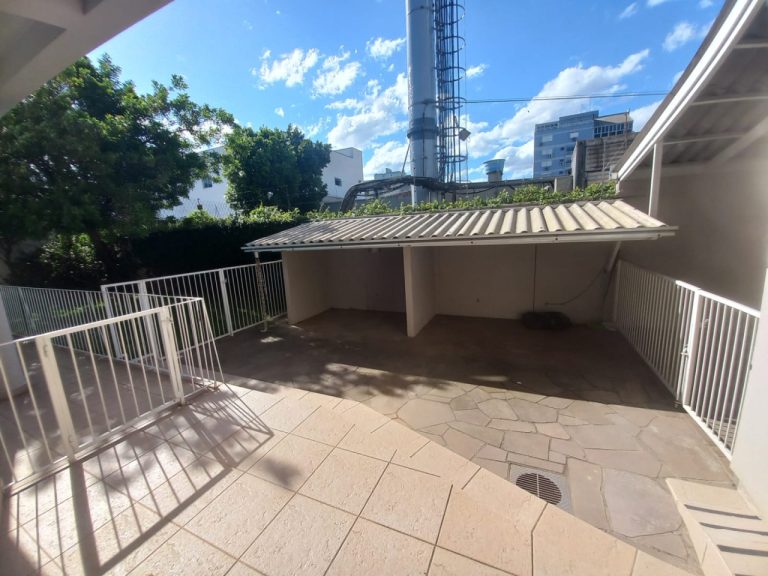 CASA COM 3 DORMITÓRIOS, SENDO UM SUÍTE COM CLOSSET, GARAGEM, NO IDEAL