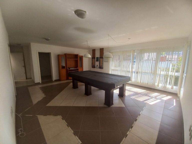 CASA COM 3 DORMITÓRIOS, SENDO UM SUÍTE COM CLOSSET, GARAGEM, NO IDEAL