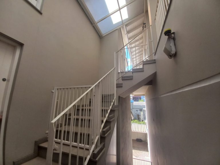 CASA COM 3 DORMITÓRIOS, SENDO UM SUÍTE COM CLOSSET, GARAGEM, NO IDEAL