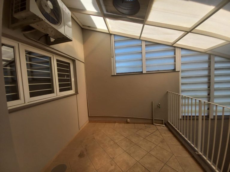 CASA COM 3 DORMITÓRIOS, SENDO UM SUÍTE COM CLOSSET, GARAGEM, NO IDEAL