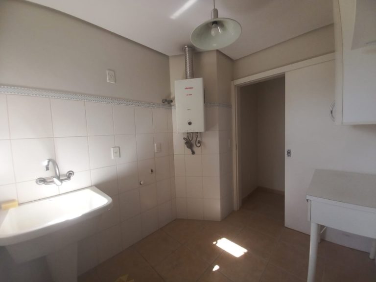 CASA COM 3 DORMITÓRIOS, SENDO UM SUÍTE COM CLOSSET, GARAGEM, NO IDEAL