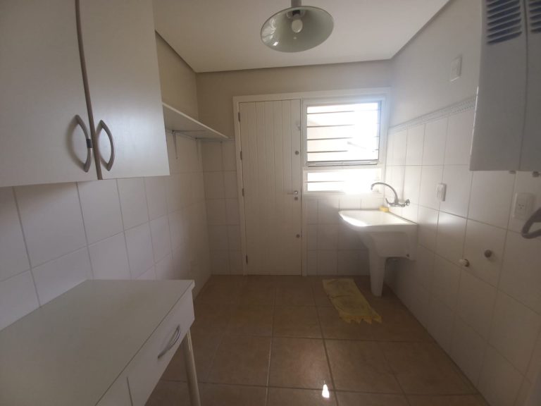 CASA COM 3 DORMITÓRIOS, SENDO UM SUÍTE COM CLOSSET, GARAGEM, NO IDEAL
