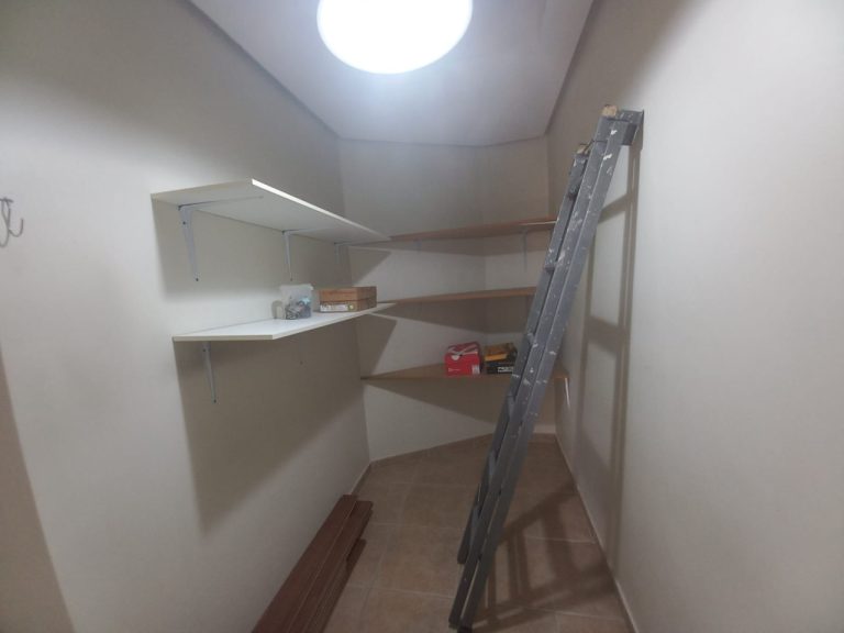 CASA COM 3 DORMITÓRIOS, SENDO UM SUÍTE COM CLOSSET, GARAGEM, NO IDEAL