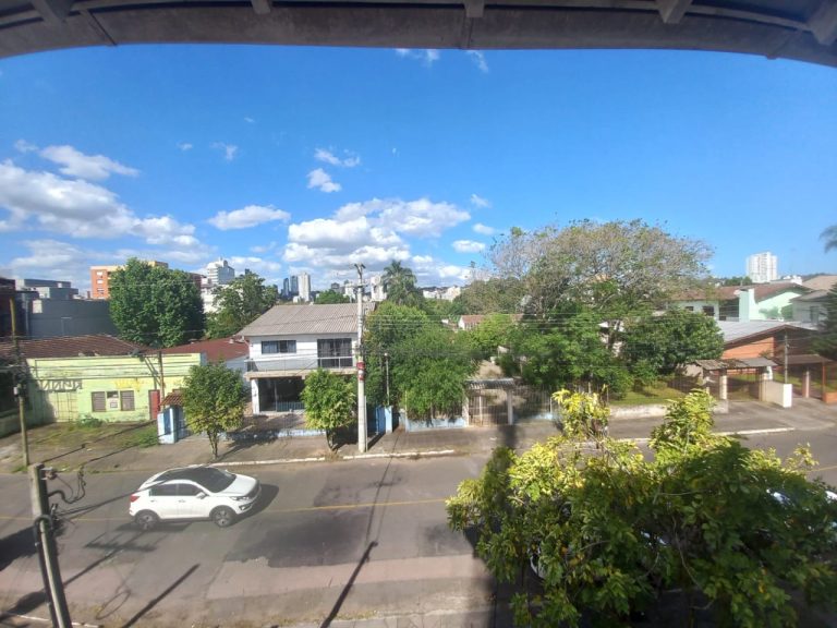 CASA COM 3 DORMITÓRIOS, SENDO UM SUÍTE COM CLOSSET, GARAGEM, NO IDEAL