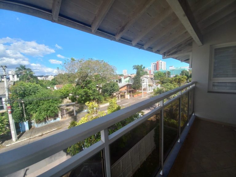 CASA COM 3 DORMITÓRIOS, SENDO UM SUÍTE COM CLOSSET, GARAGEM, NO IDEAL