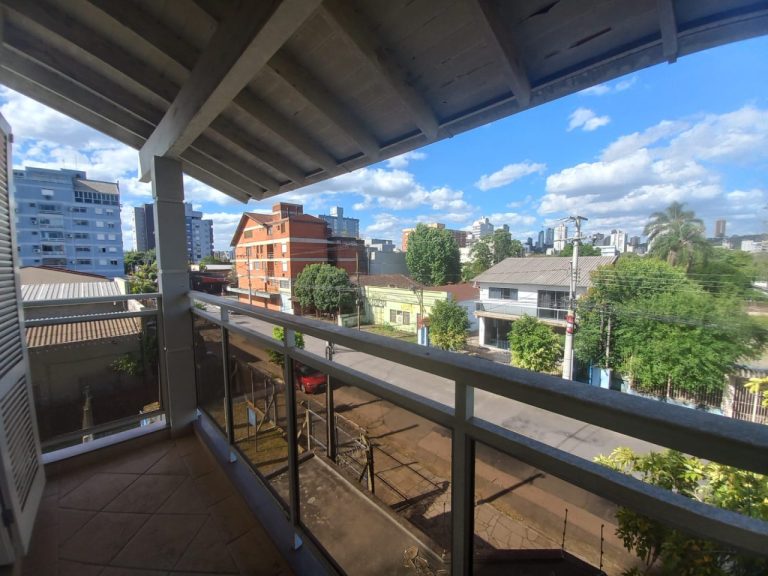 CASA COM 3 DORMITÓRIOS, SENDO UM SUÍTE COM CLOSSET, GARAGEM, NO IDEAL