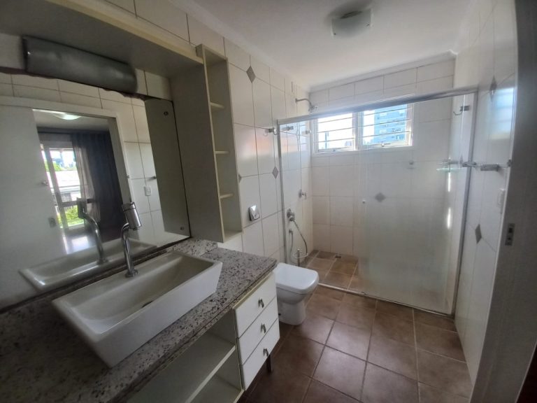 CASA COM 3 DORMITÓRIOS, SENDO UM SUÍTE COM CLOSSET, GARAGEM, NO IDEAL