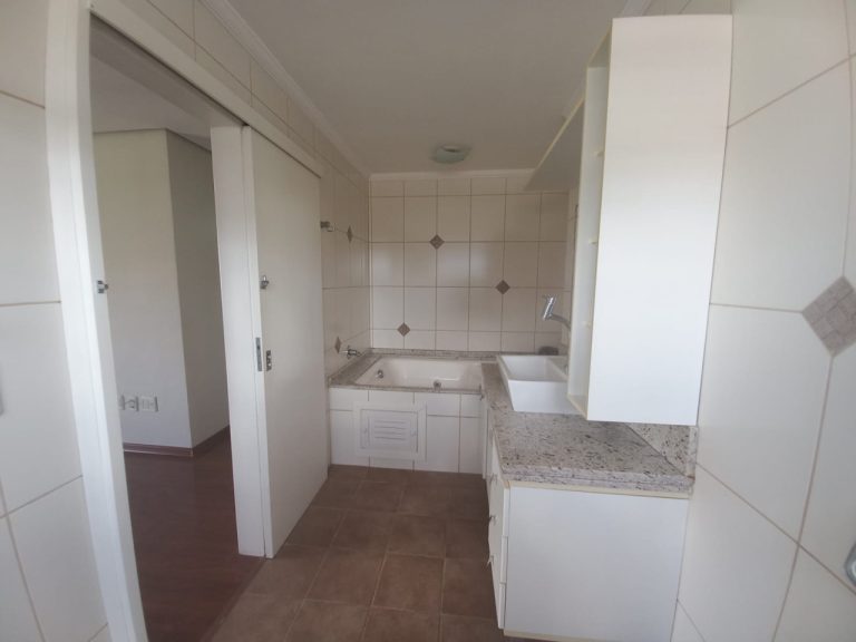 CASA COM 3 DORMITÓRIOS, SENDO UM SUÍTE COM CLOSSET, GARAGEM, NO IDEAL