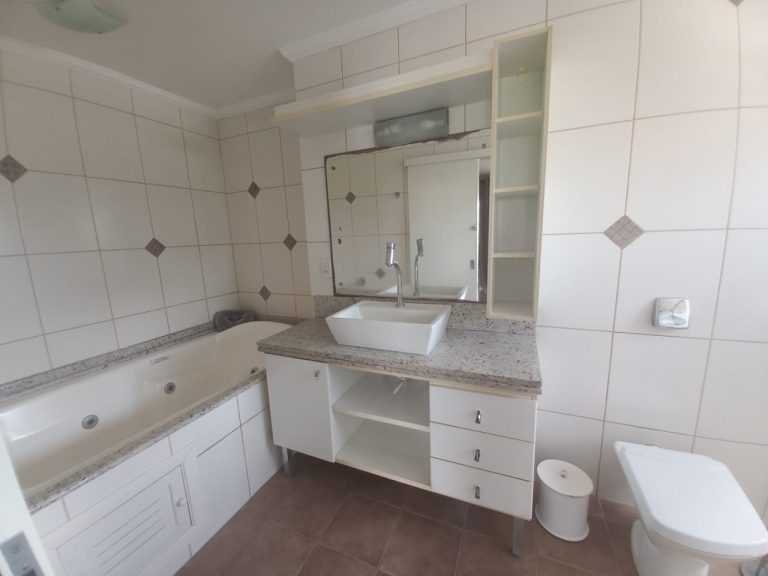 CASA COM 3 DORMITÓRIOS, SENDO UM SUÍTE COM CLOSSET, GARAGEM, NO IDEAL