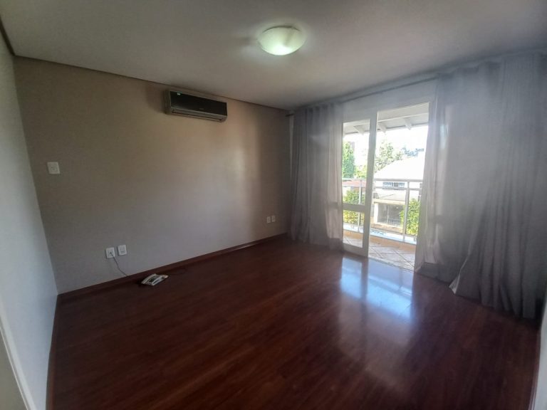 CASA COM 3 DORMITÓRIOS, SENDO UM SUÍTE COM CLOSSET, GARAGEM, NO IDEAL