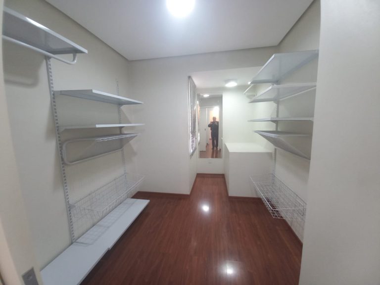 CASA COM 3 DORMITÓRIOS, SENDO UM SUÍTE COM CLOSSET, GARAGEM, NO IDEAL