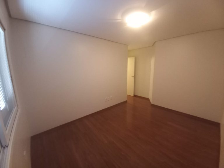 CASA COM 3 DORMITÓRIOS, SENDO UM SUÍTE COM CLOSSET, GARAGEM, NO IDEAL