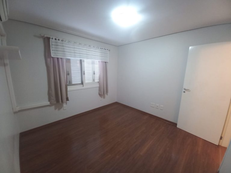 CASA COM 3 DORMITÓRIOS, SENDO UM SUÍTE COM CLOSSET, GARAGEM, NO IDEAL