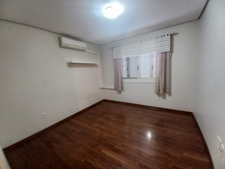 CASA COM 3 DORMITÓRIOS, SENDO UM SUÍTE COM CLOSSET, GARAGEM, NO IDEAL