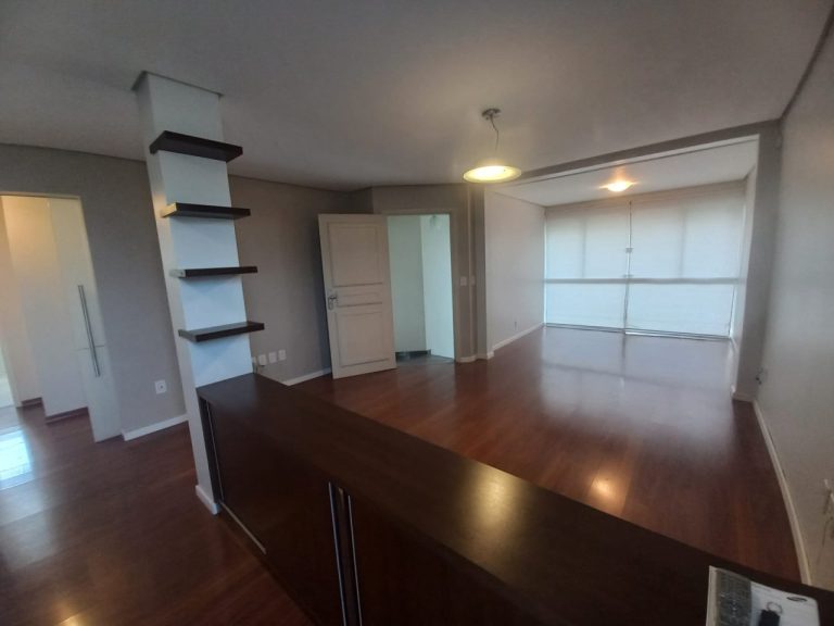 CASA COM 3 DORMITÓRIOS, SENDO UM SUÍTE COM CLOSSET, GARAGEM, NO IDEAL