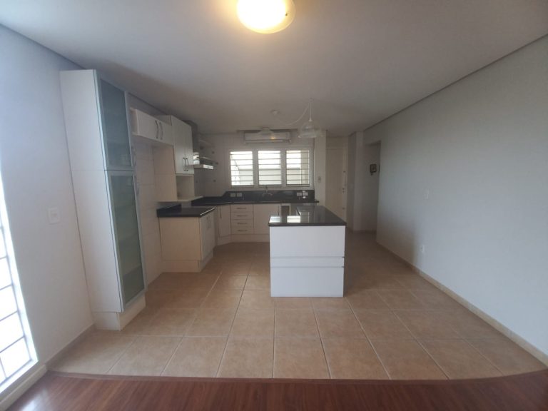 CASA COM 3 DORMITÓRIOS, SENDO UM SUÍTE COM CLOSSET, GARAGEM, NO IDEAL