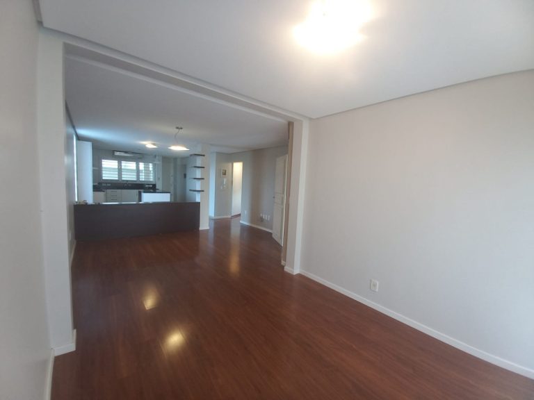 CASA COM 3 DORMITÓRIOS, SENDO UM SUÍTE COM CLOSSET, GARAGEM, NO IDEAL